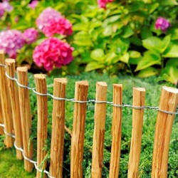 Lately, we have been showing you our wicker products. Now it’s time for wood 🪵
With our simple hazel fencing, you will build a surround of any shape in a blink of an eye ⏳
Just use a rubber mallet 🔨 and drive the sharpened and elongated stakes into the ground. We offer a fence in two heights: ↕️ 35 and 50 cm, and two spacing:↔️ 4-6 and 8-10 cm between the stakes. The wall can be freely shortened and combined. Give your garden a rustic vibe with Floranica!

#floranica #garden #naturalfence #woodenfence #instagarden #rusticgarden #handmade #gardenwork #naturalmaterial #handicraft #woodenproducts #rusticvibes #stylishgarden